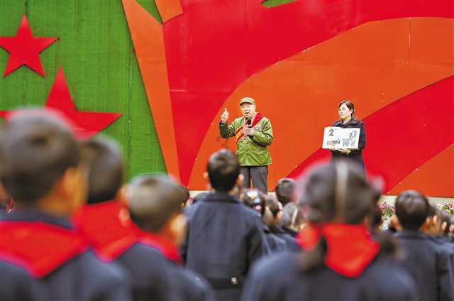 醉酒女子凌晨在医院砸车,民警现场将其制服